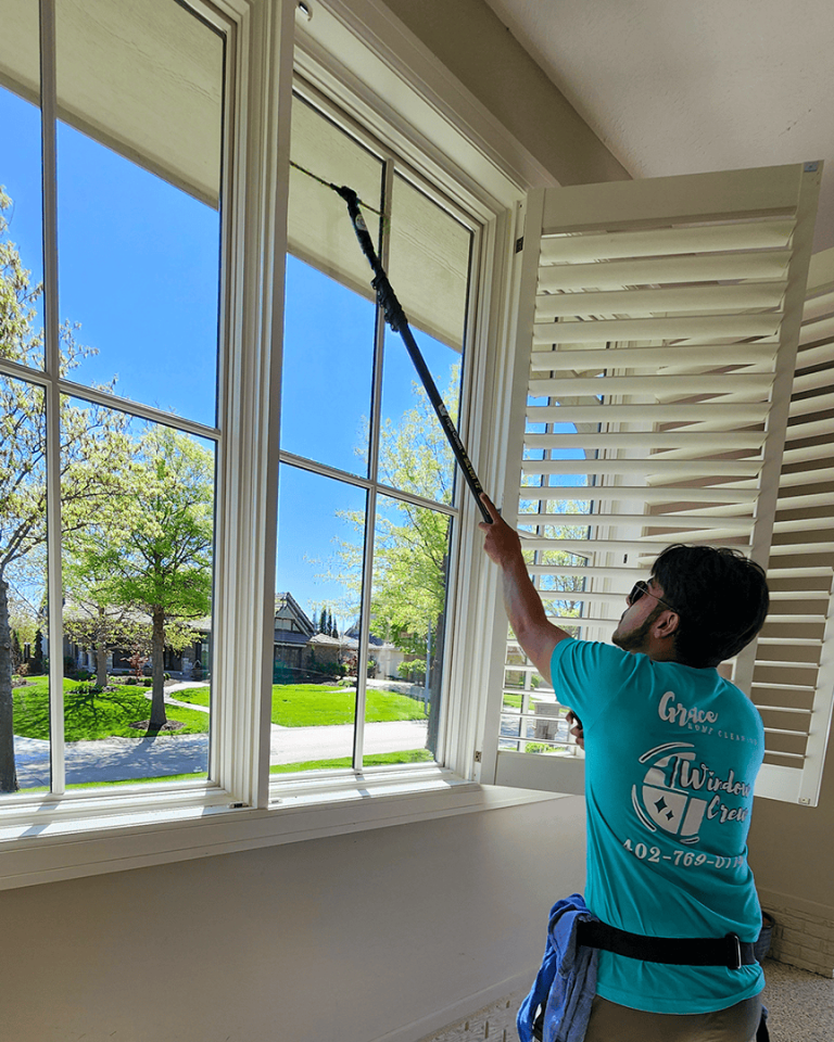 residential window cleaner in omaha nebraska (1)